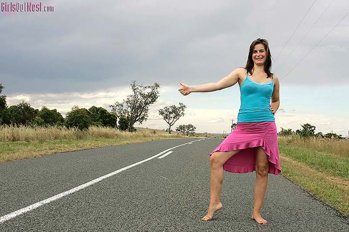 брюнетка на дороге