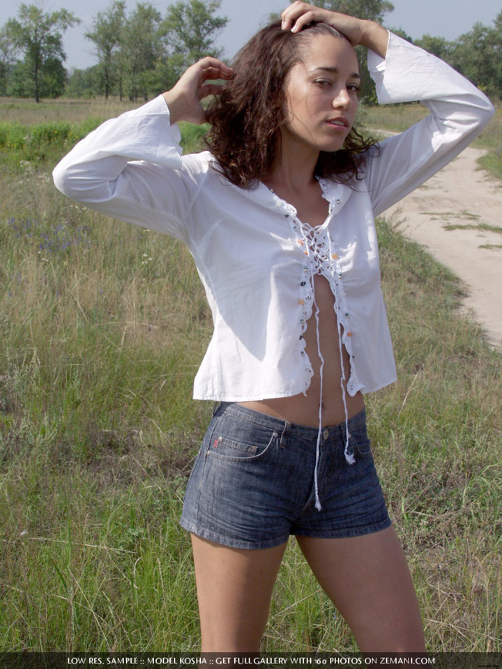 девушка в коротких шортах