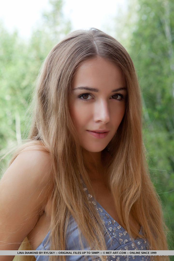 красивая девчонка в платье