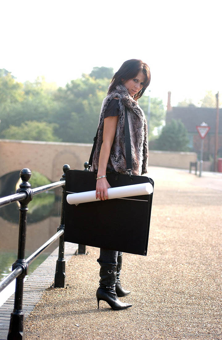 интрересная брюнетка