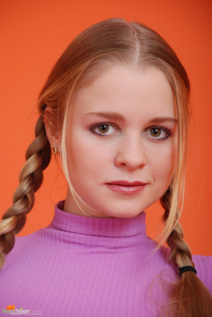 девушка с косичками