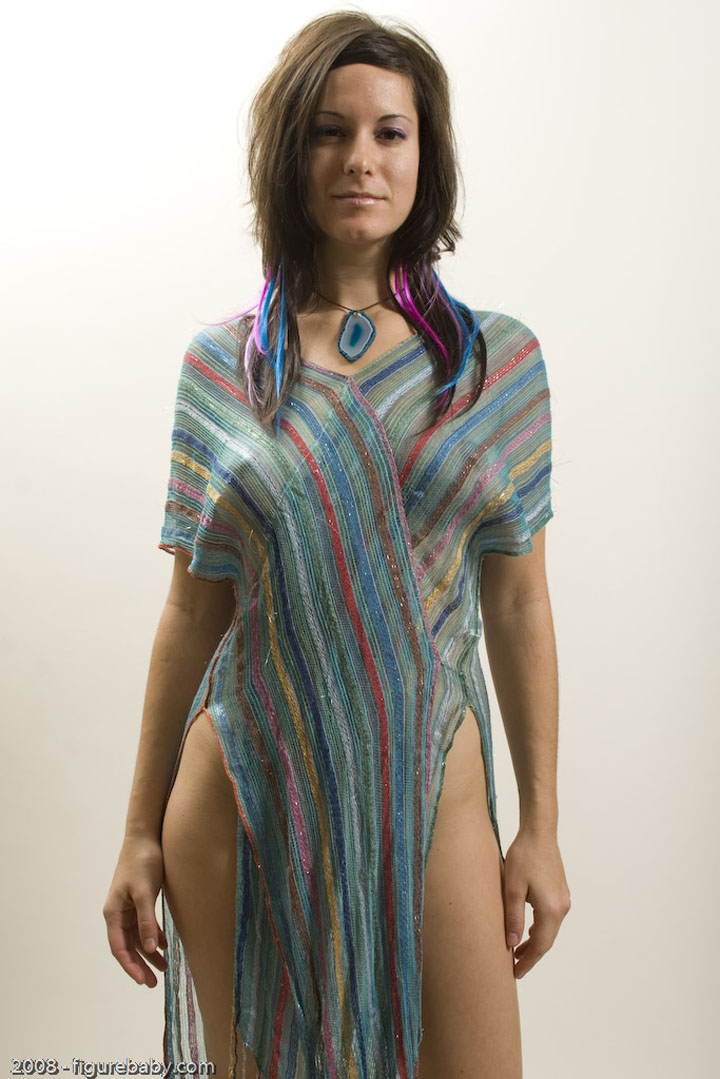 симпатичная брюнетка