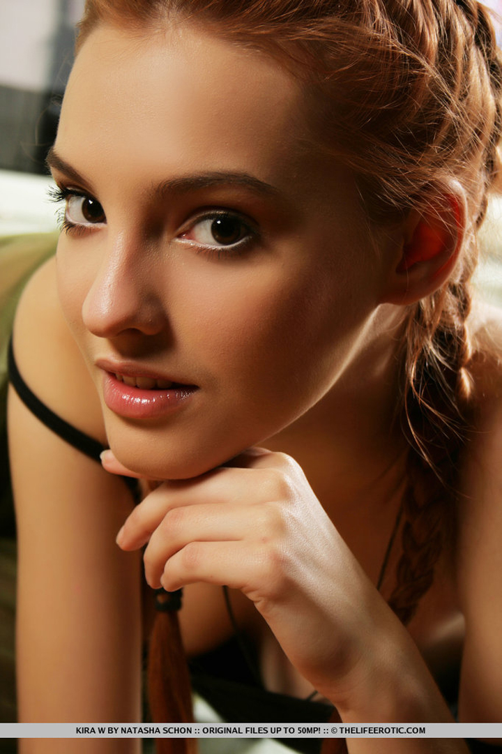 красавица с косичками