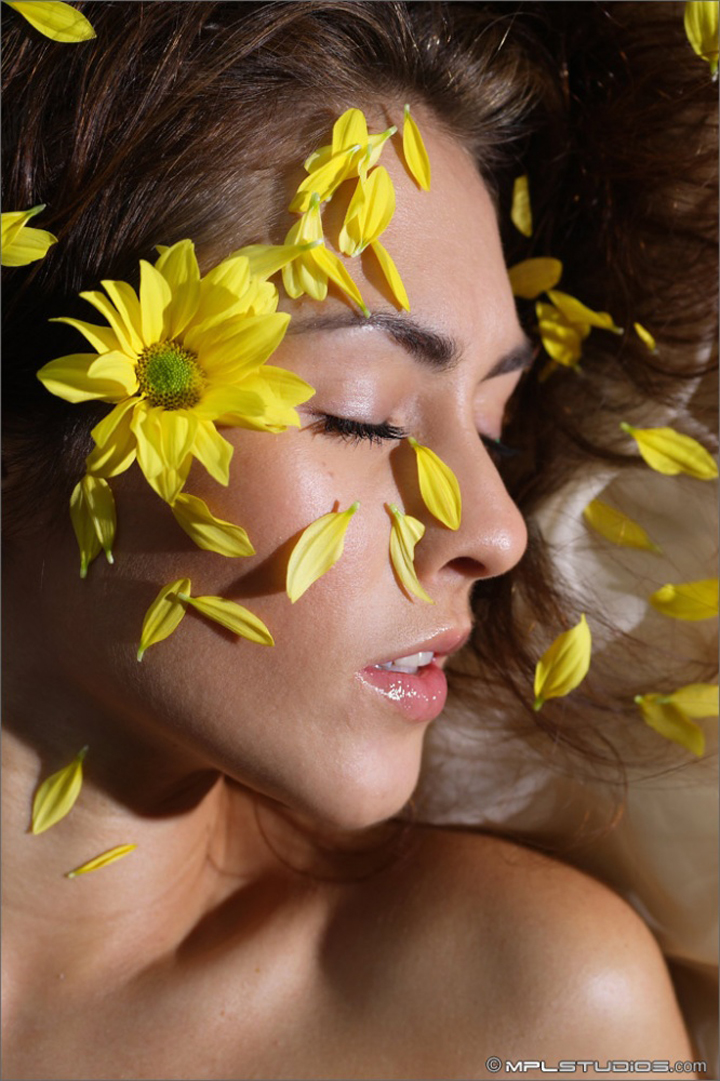 брюнетка в цветах