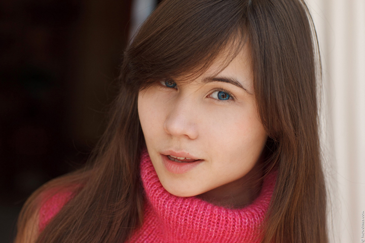  порно брюнетка в розовом 